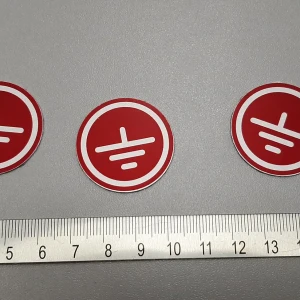 Таблички из алюминия — Знак заземления красного цвета — фото